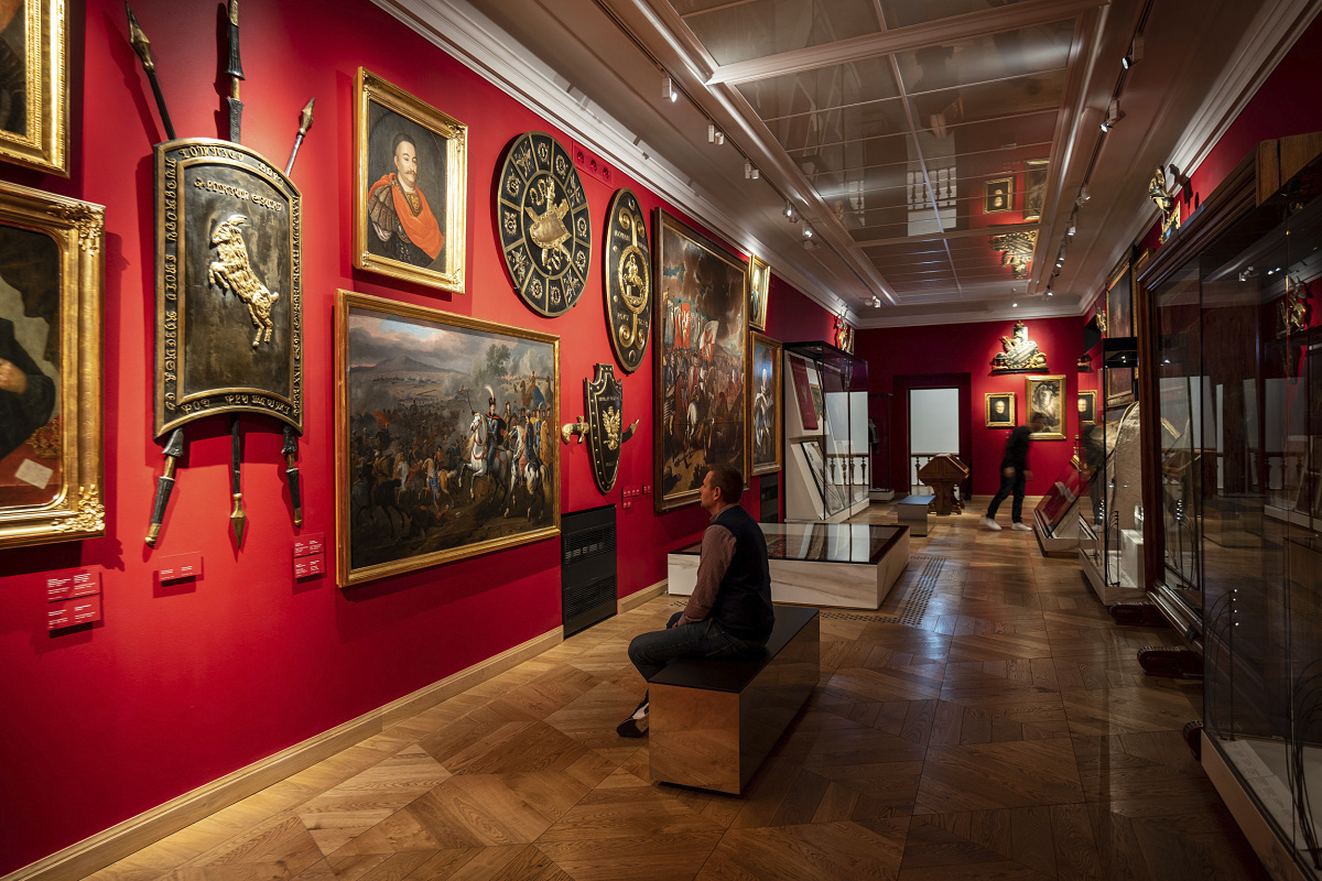 ERCO LED lighting illuminating artworks in the Czartoryski Museum, Krakow, with visitors.