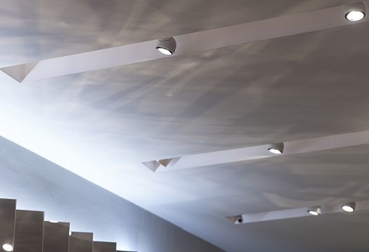ERCO Oseris spotlights illuminate the ceiling of the D.A.T.E. flagship store in Milan.