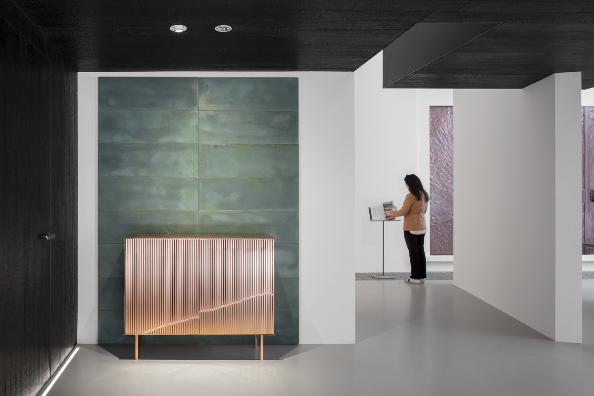 De Castelli showroom: ERCO lighting highlights metal art and furniture in Beijing.