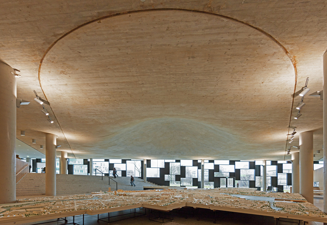 Department of Urban Development Hamburg: Illuminated architectural model of the city with ERCO spotlights.
