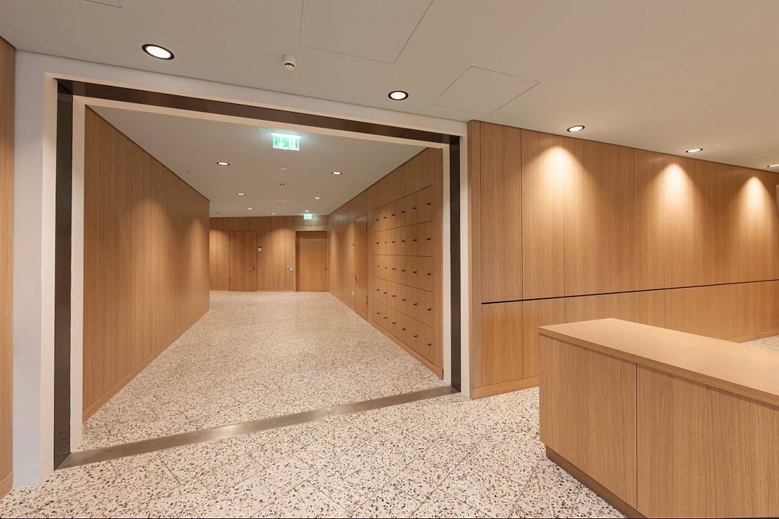 Hallway in Hamburgs Urban Development Dept. featuring ERCO Quintessence downlights for a welcoming ambiance.