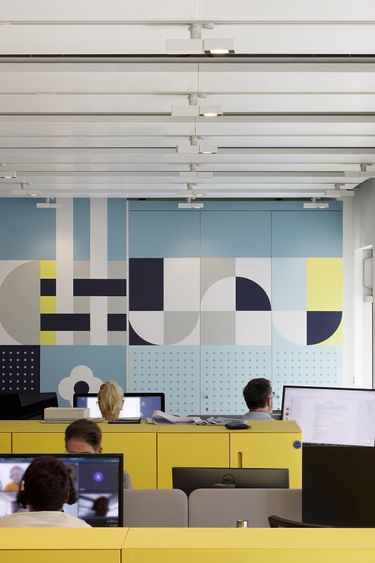 ERCO LED lighting at Deskopolitan Pasteur, Paris, providing flexible workspace illumination.