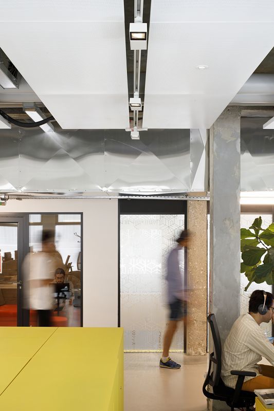 ERCO Opton spotlights on track at Deskopolitan Pasteur, Paris, providing flexible office lighting.