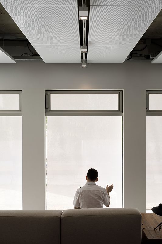 ERCO LED lighting illuminates Deskopolitan Pasteur in Paris for flexible work.