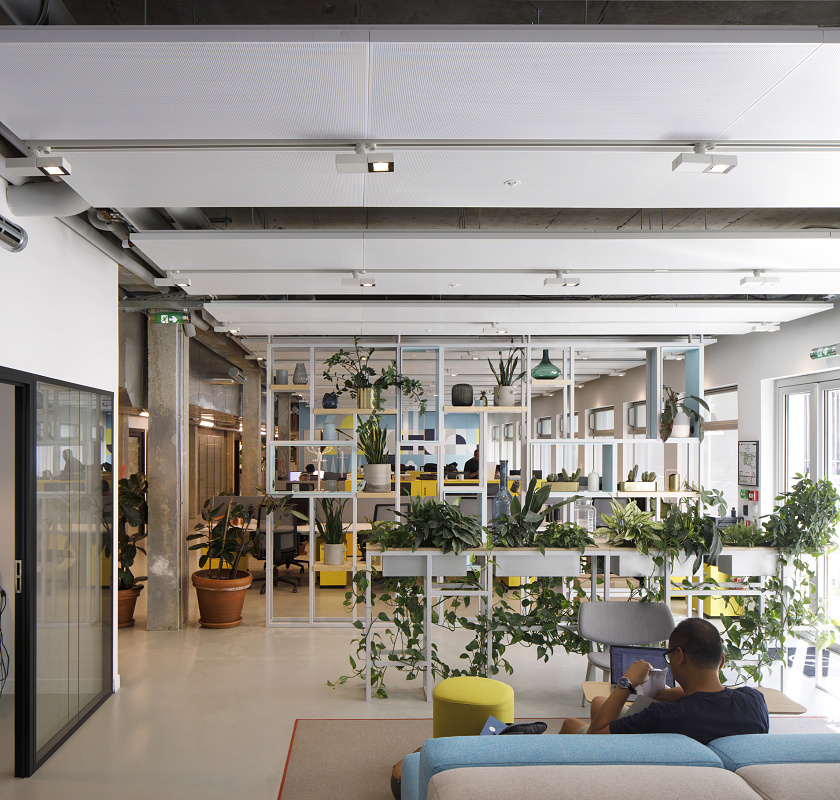 ERCO LED lighting at Deskopolitan Pasteur, Paris, providing flexible co-working space illumination.