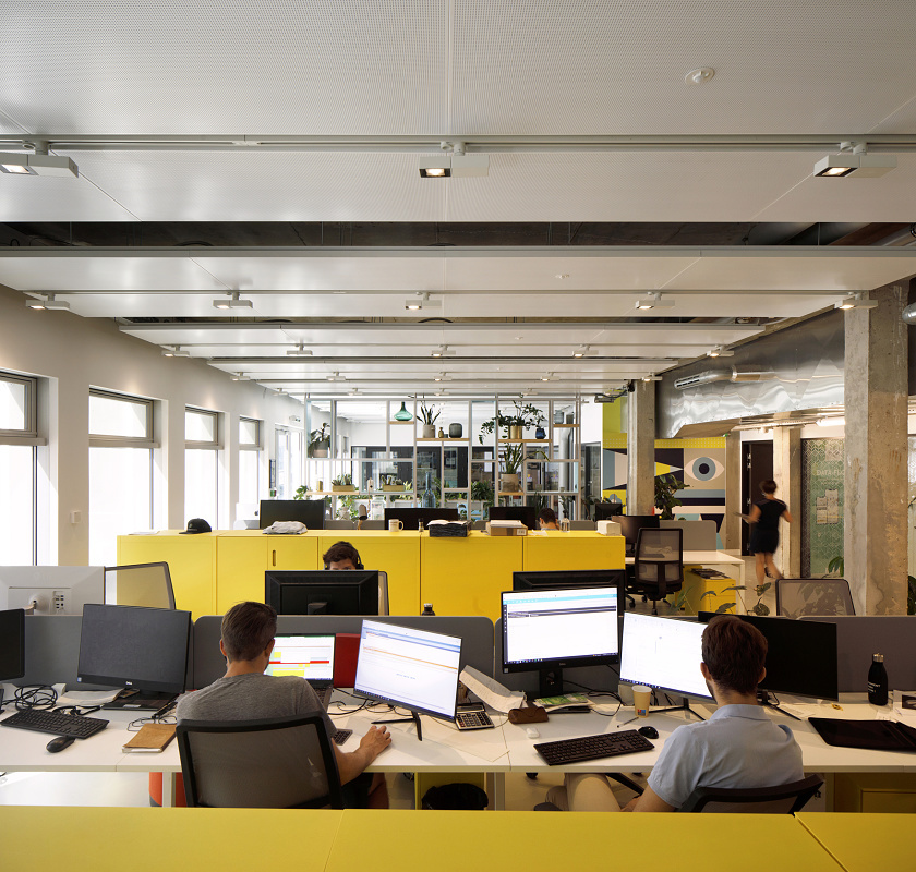 ERCO LED lighting at Deskopolitan Pasteur, Paris, providing flexible workspace illumination.