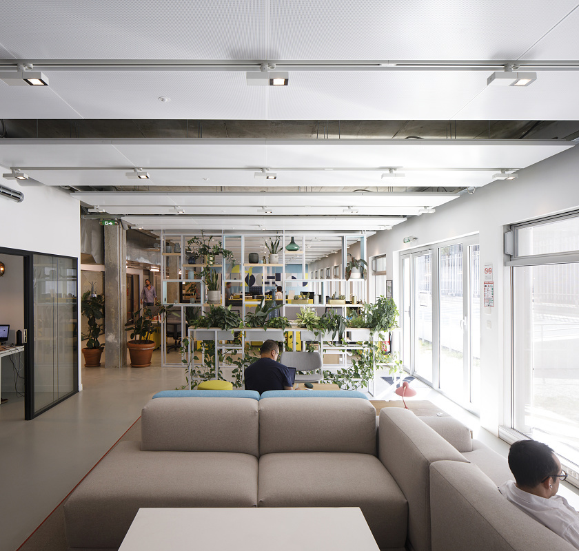 ERCO lighting at Deskopolitan Pasteur, Paris: Flexible LED lights illuminate co-working spaces.