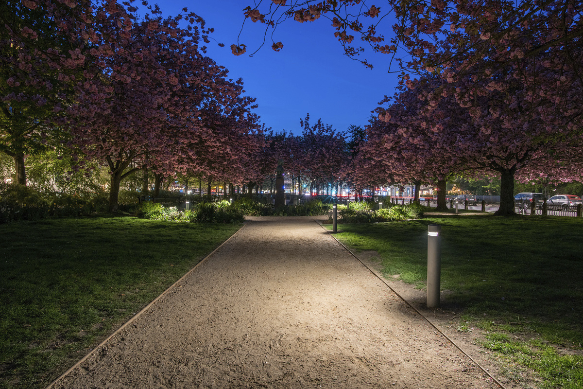 ERCO Castor bollard lights illuminate paths in Digterlunden Park, Copenhagen.