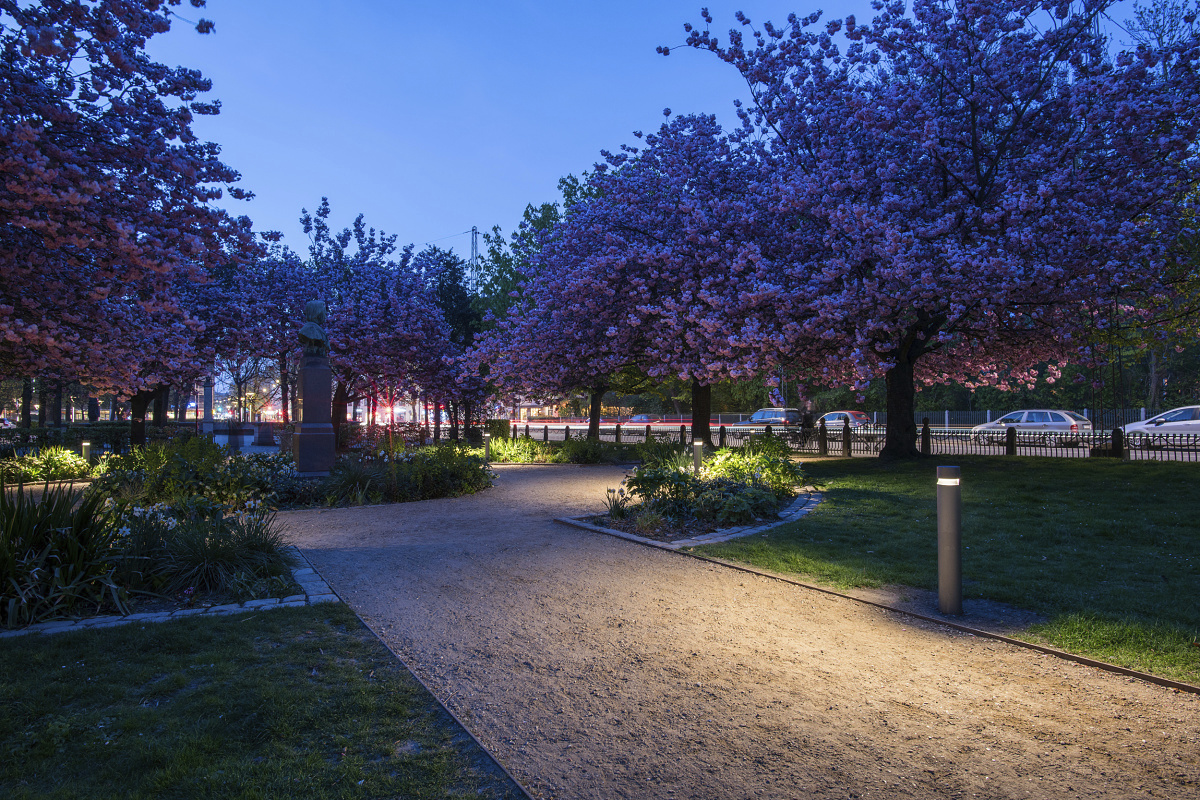 ERCO Castor bollard lights illuminate paths in Digterlunden Park, Copenhagen, ensuring orientation and safety.