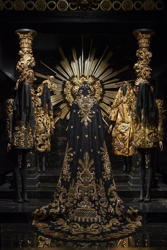 Dolce & Gabbana exhibit featuring illuminated fashion with ERCO lighting.