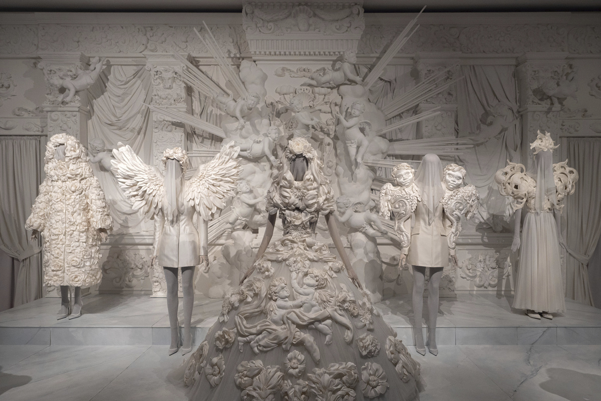 Dolce & Gabbana exhibit: illuminated fashion art with ERCO lighting.