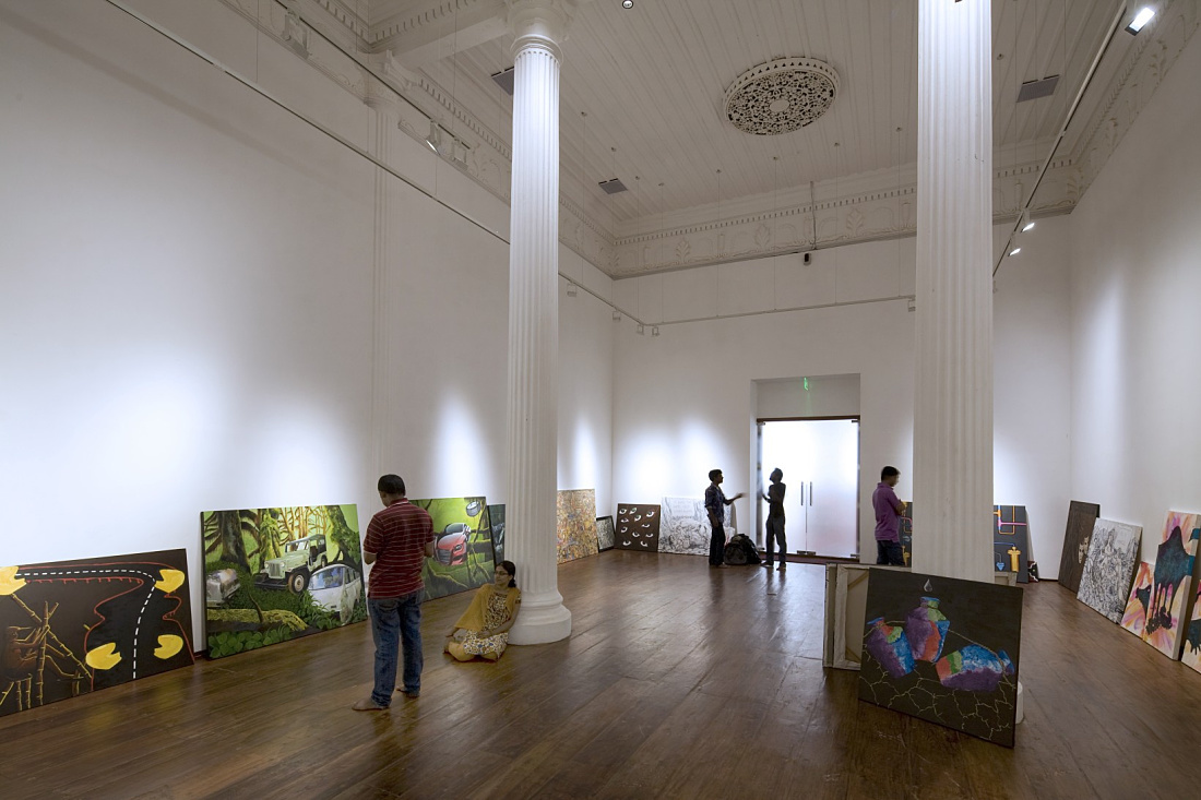 Durbar Hall at Kochi Biennale, illuminated by ERCO Logotec LED spotlights.