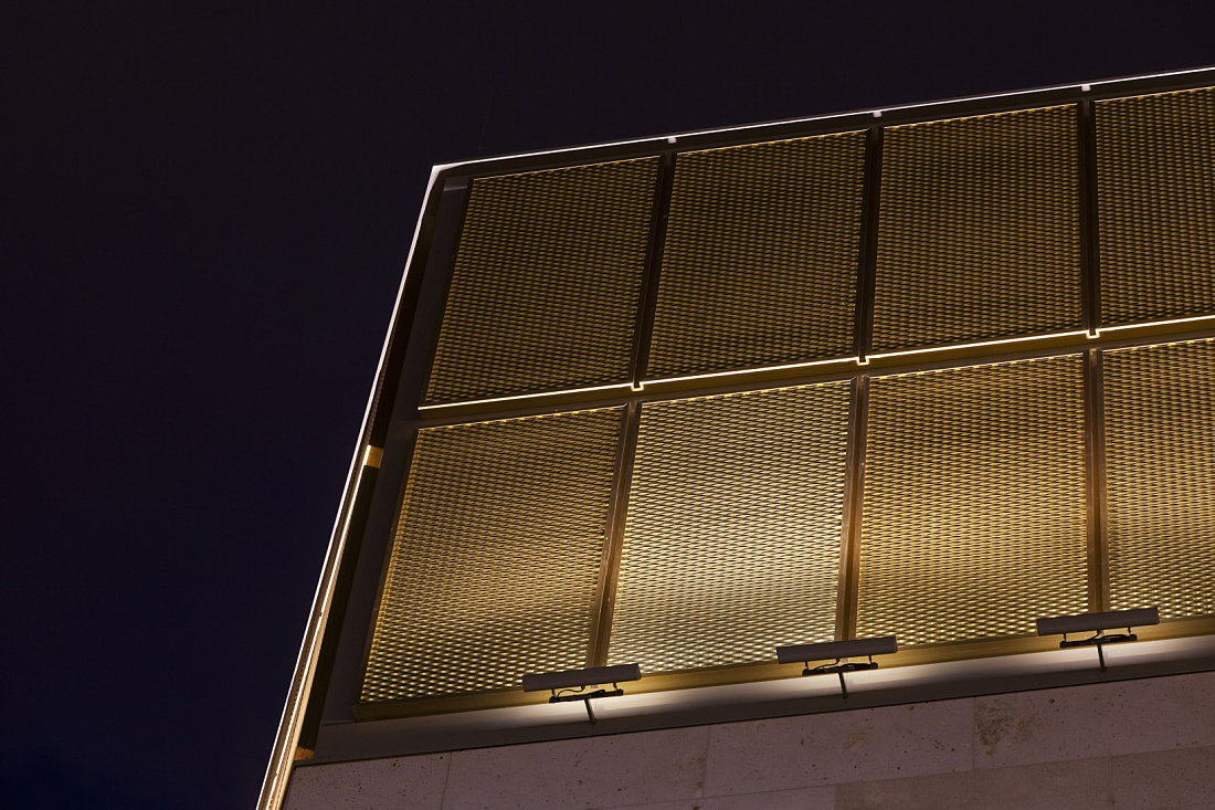 Focalflood LED facade luminaires illuminate the Thier-Galerie shopping center.