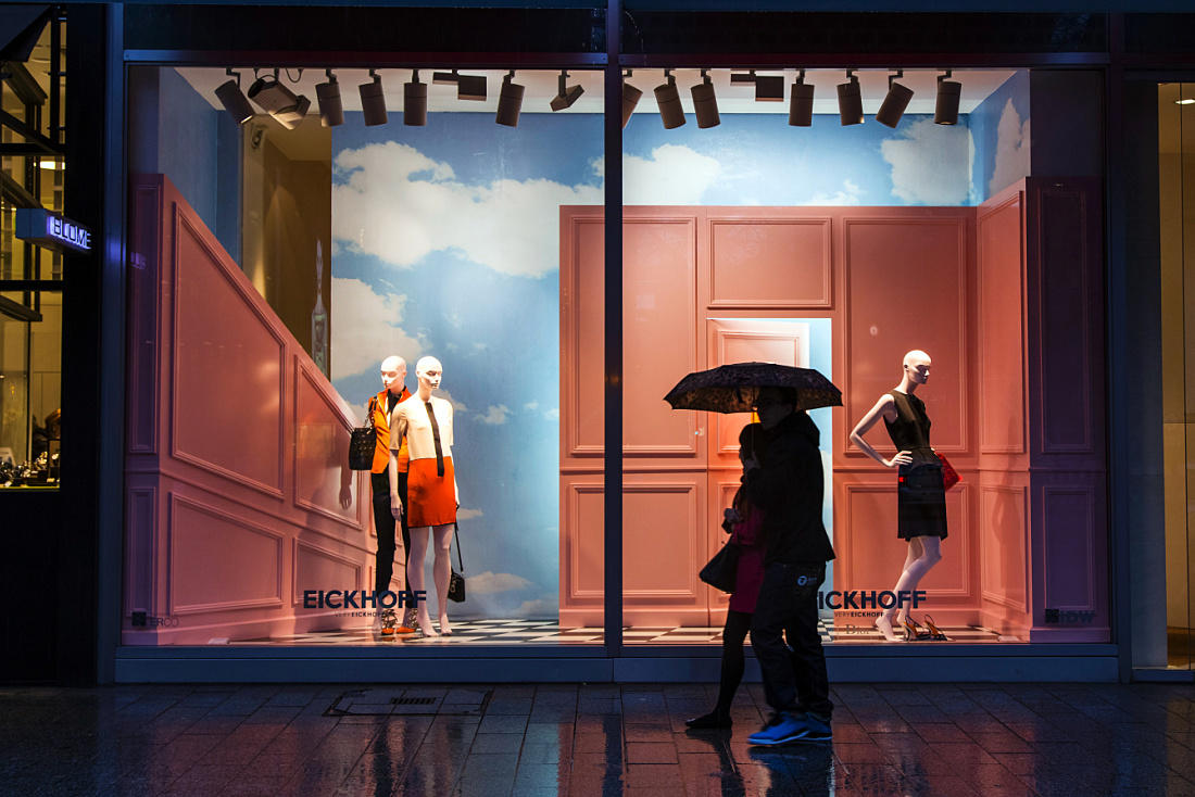 Eickhoff fashion store window display in Düsseldorf with ERCO LED lighting.