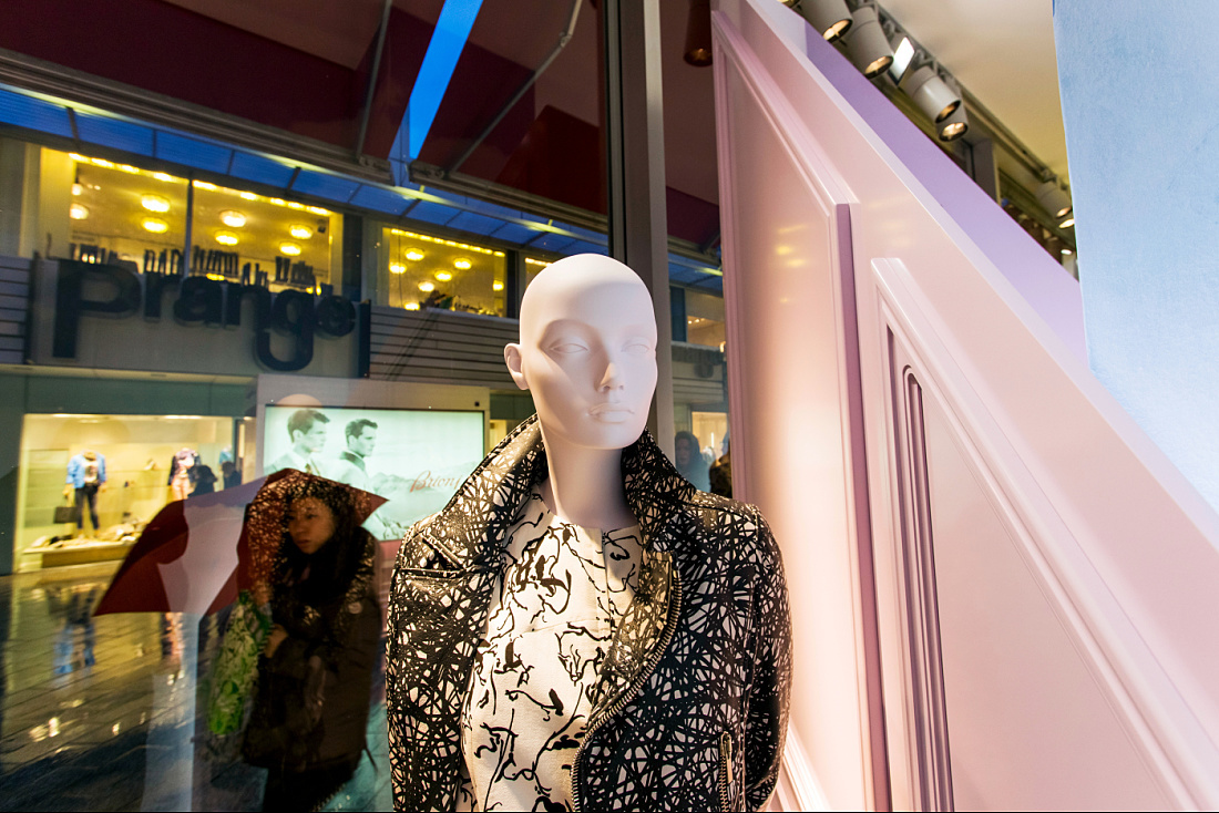 Eickhoff mannequin highlighted with ERCO lighting, part of a surreal window display in Düsseldorf.