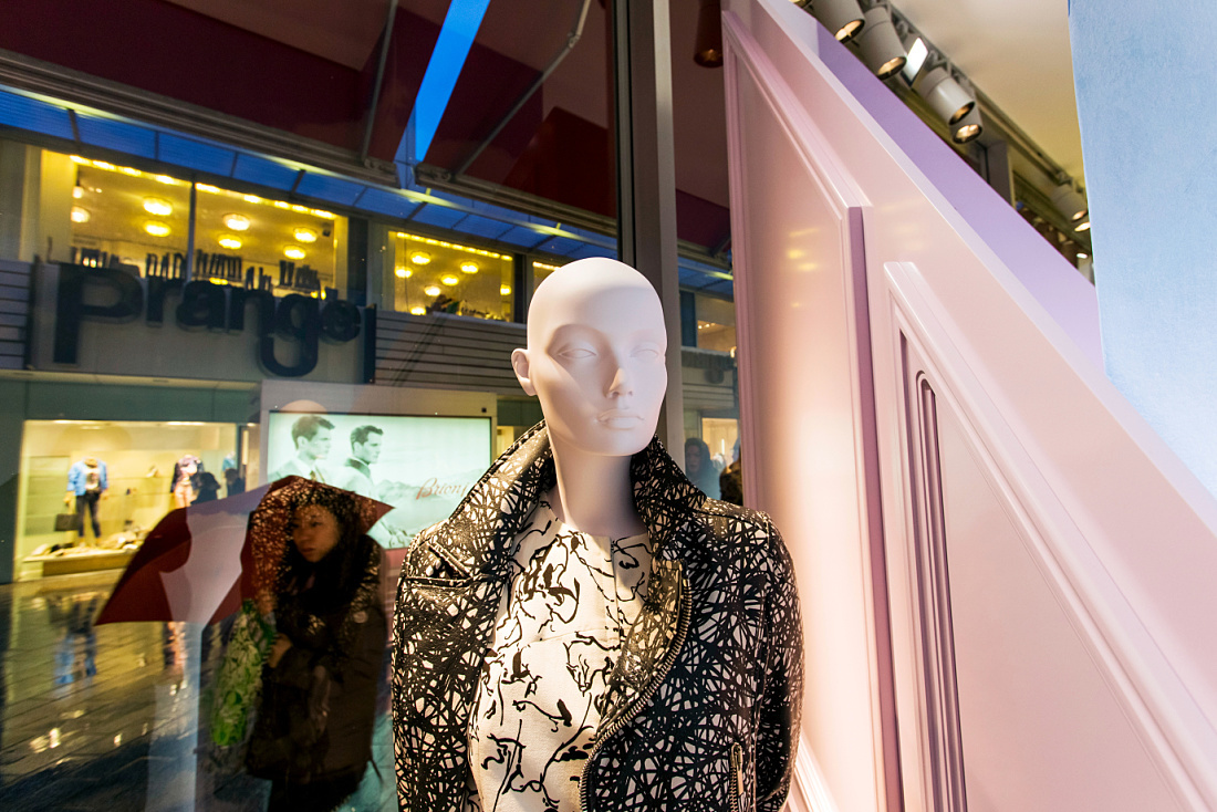 Eickhoff mannequin highlighted with ERCO lighting, part of a surreal window display in Dusseldorf.