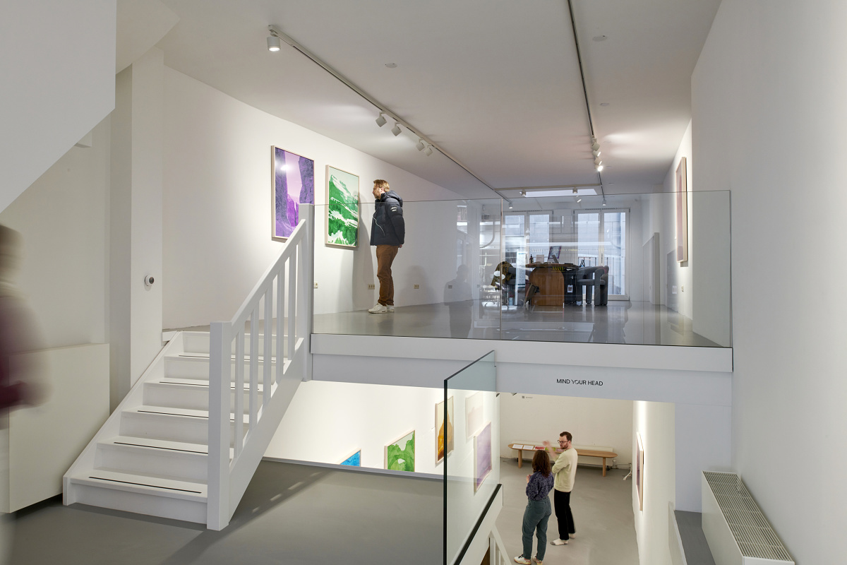 ERCO Parscan InTrack spotlights illuminate art at the Enari Gallery, Amsterdam.