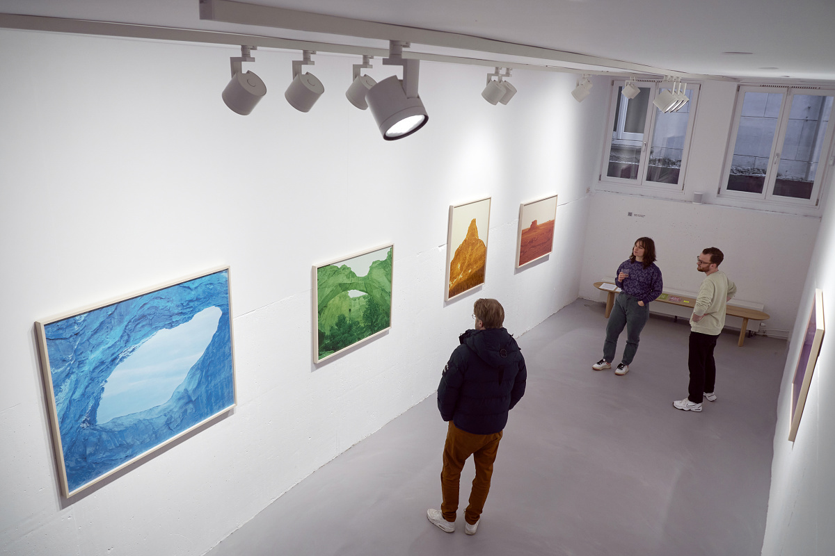ERCO Parscan InTrack spotlights illuminate art at the Enari Gallery, Amsterdam.