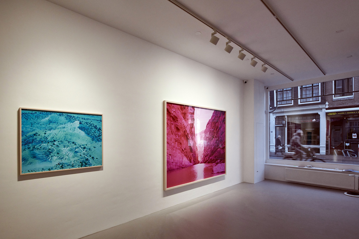 ERCO Parscan InTrack spotlights illuminate art at the Enari Gallery, Amsterdam.