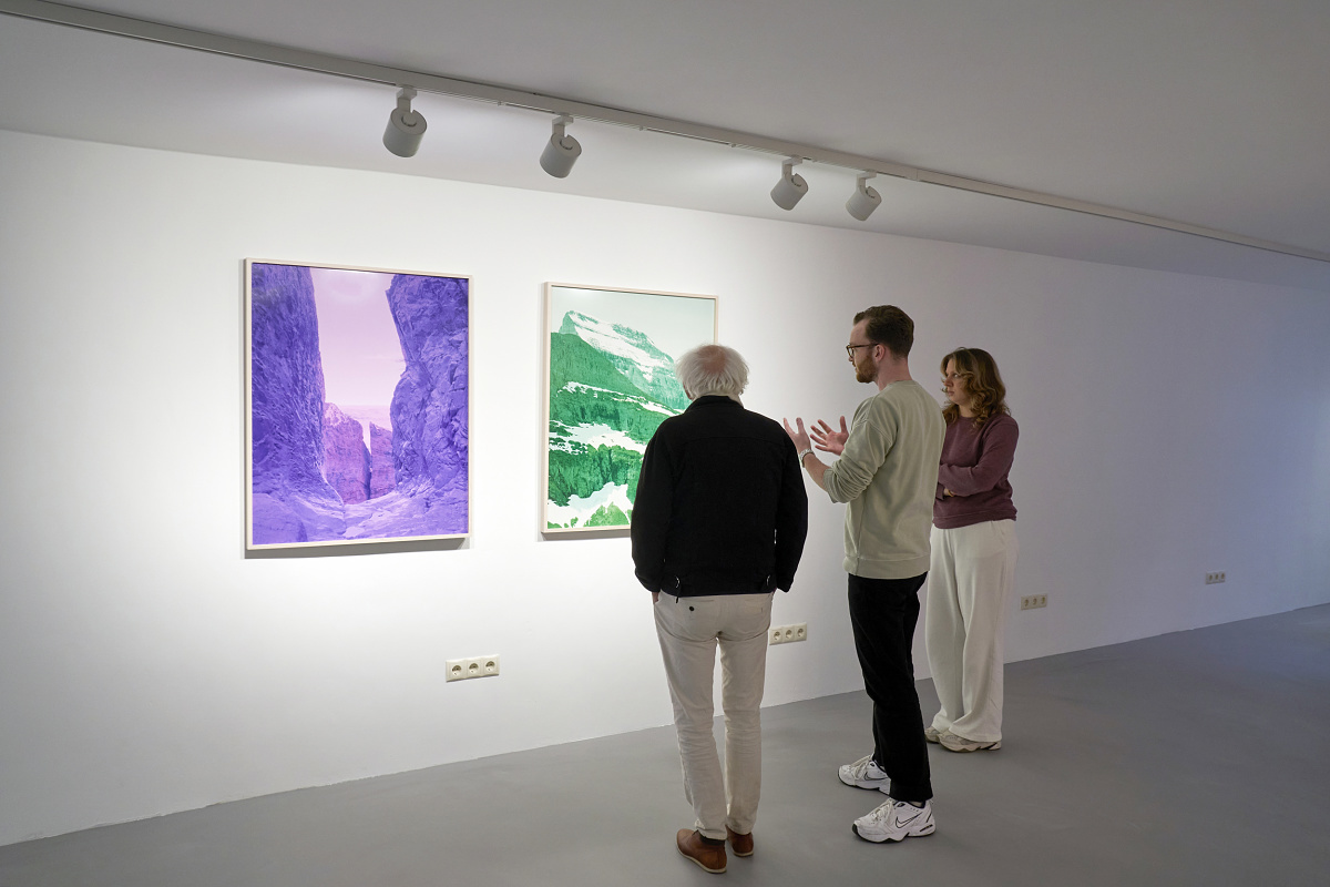 ERCO Parscan spotlights illuminate art at the Enari Gallery, Amsterdam.