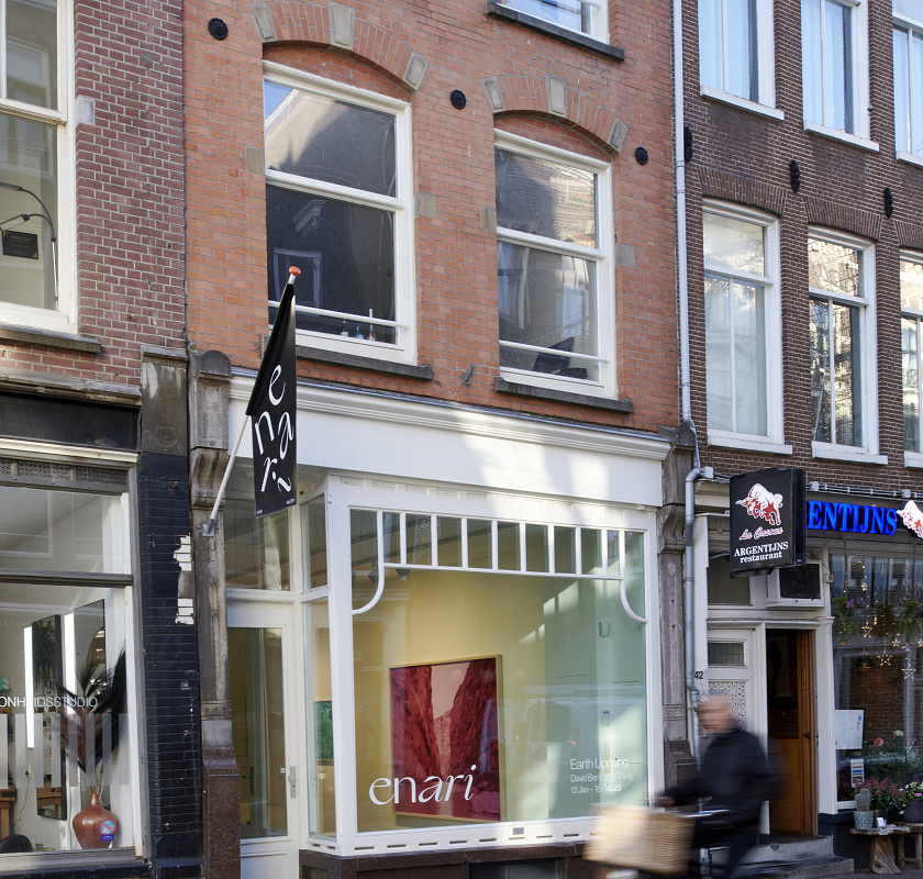 Enari Gallery facade in Amsterdam, featuring ERCO spotlights for art exhibitions.