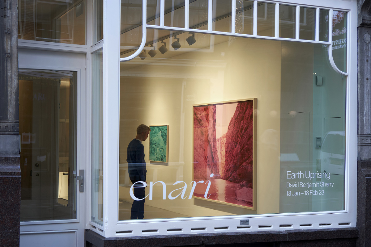 ERCO Parscan spotlights illuminate art at the Enari Gallery, Amsterdam.