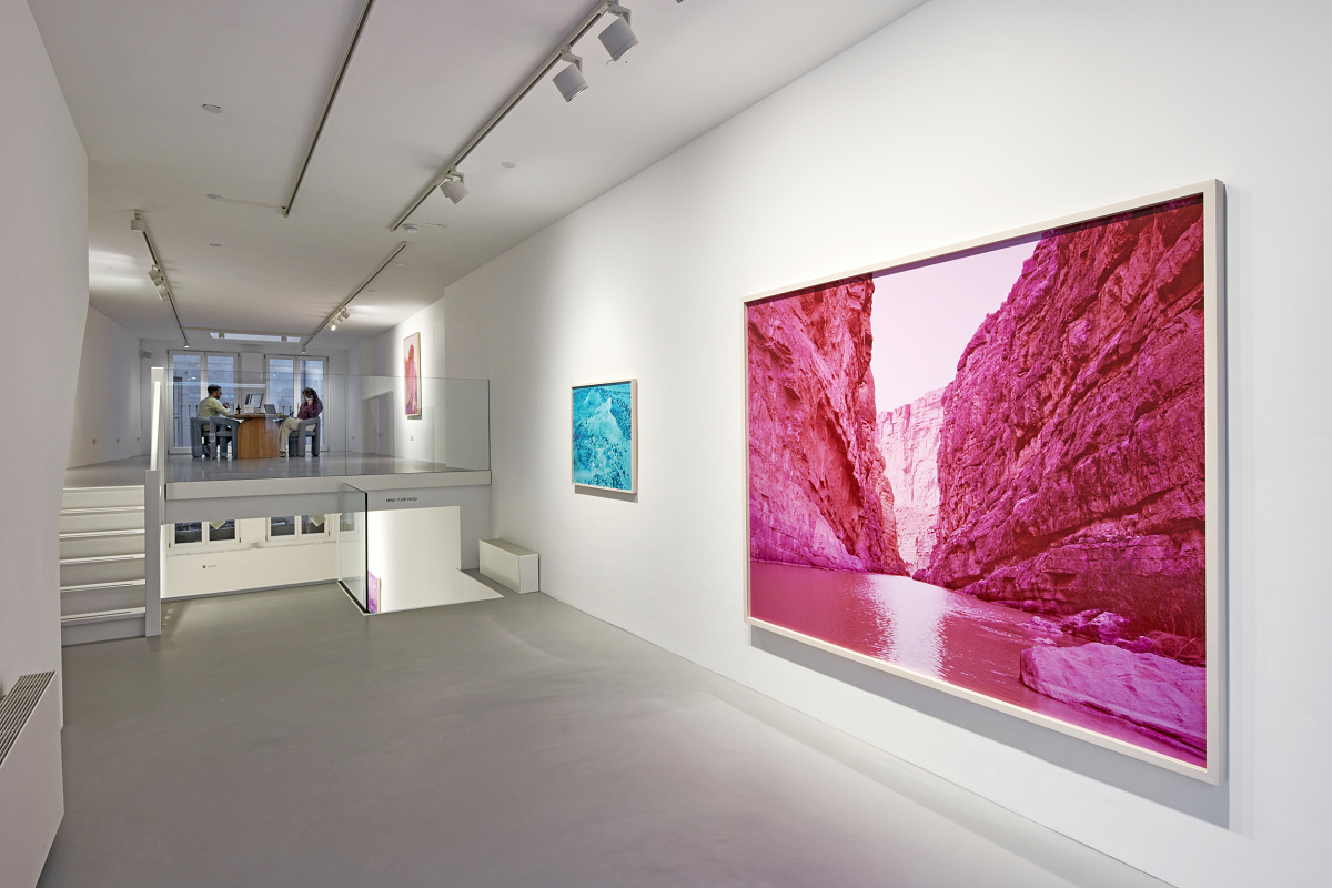 ERCO Parscan spotlights illuminate art at the Enari Gallery, Amsterdam.