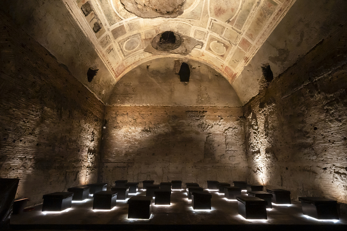 ERCO LED lighting in Domus Aurea: Illuminated subterranean rooms with seating.