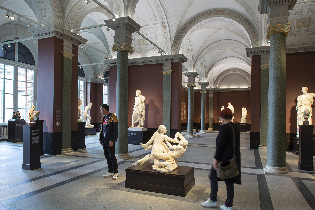ERCO LED spotlights illuminate sculptures in the Old Masters Picture Gallery, Dresden.
