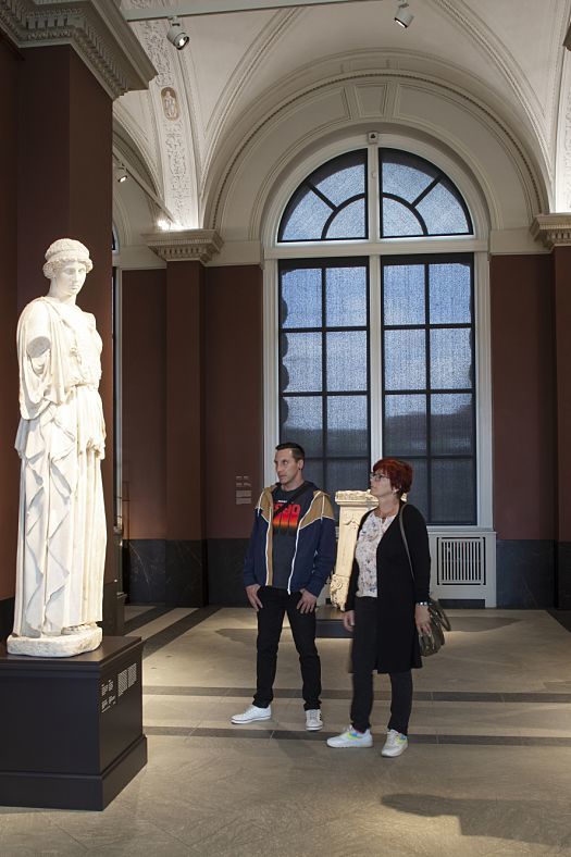 Visitors admire a sculpture illuminated by ERCO LED spotlights in the Old Masters Picture Gallery.