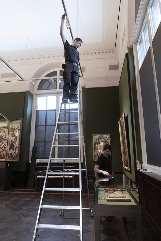 Installing ERCO LED spotlights in the Old Masters Picture Gallery for optimal art illumination.