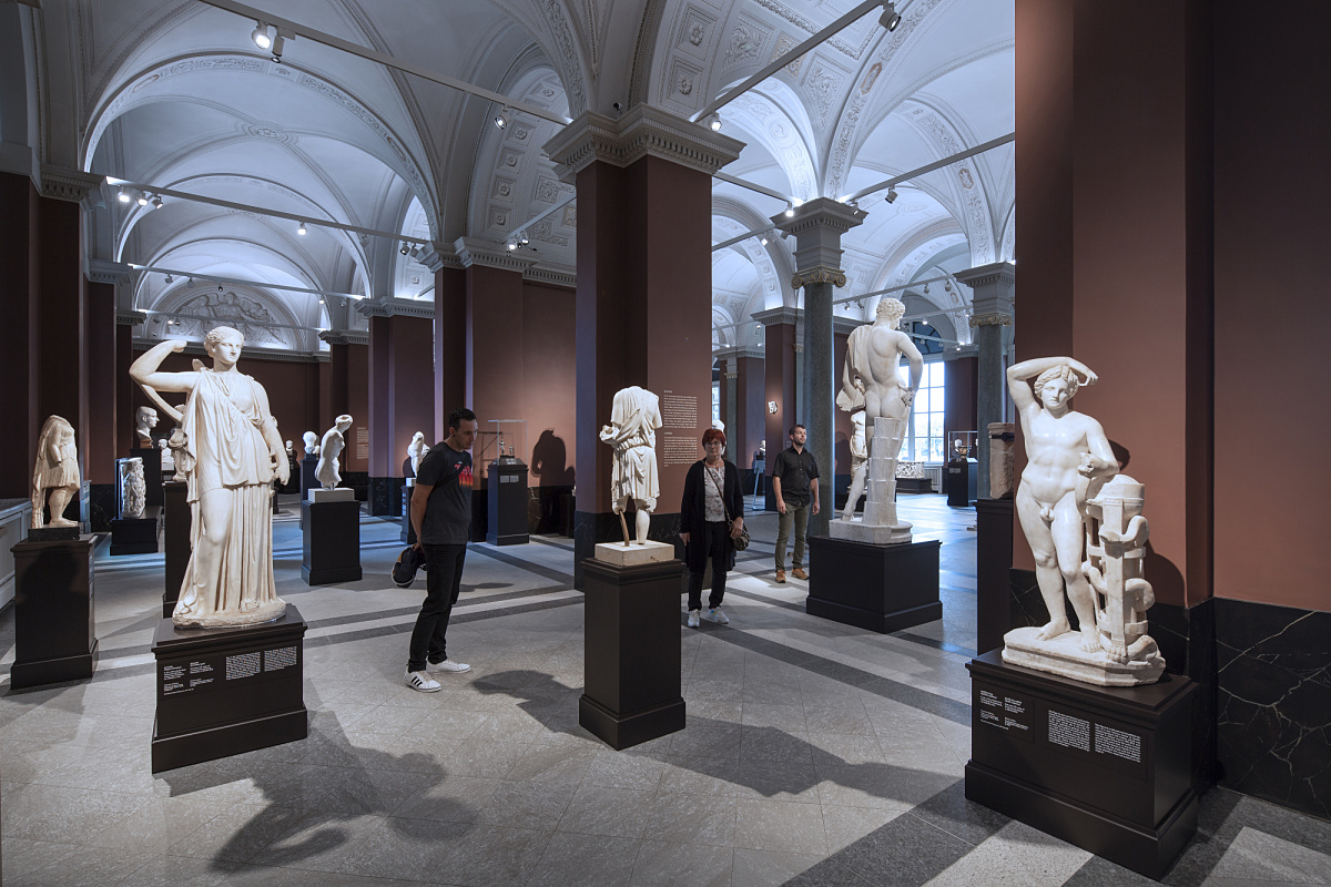 ERCO LED spotlights illuminate sculptures in the Old Masters Picture Gallery, Dresden.