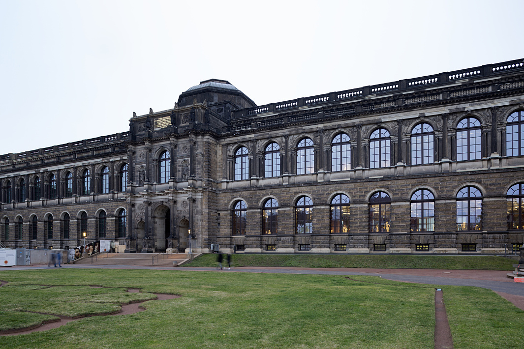 The Old Masters Picture Gallery in Dresden, illuminated by ERCO LED spotlights.