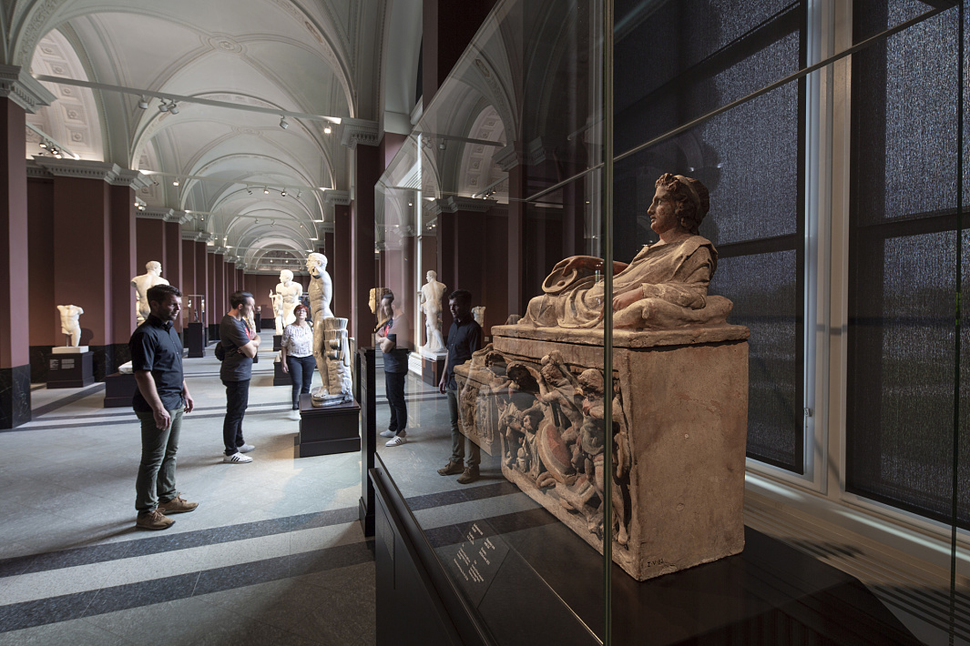 ERCO LED spotlights illuminate a sculpture in the Old Masters Picture Gallery, Dresden.