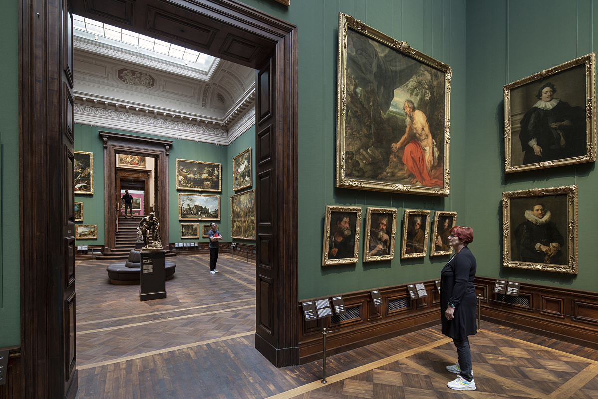 Interior of the Old Masters Picture Gallery in Dresden, featuring ERCO LED spotlights illuminating art.