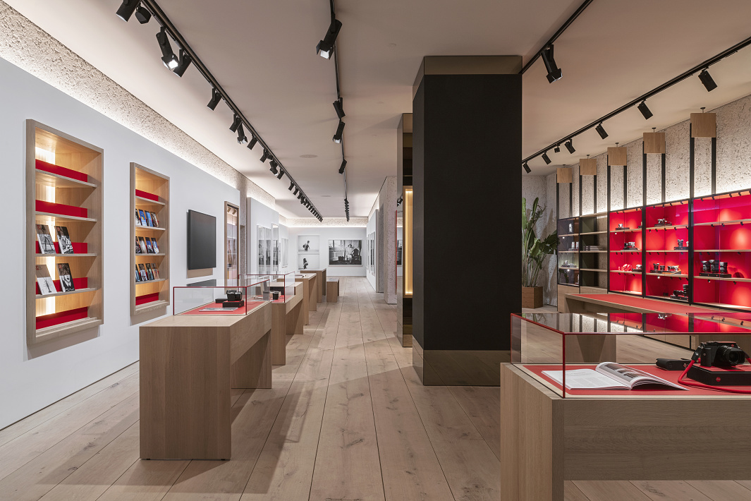 Leica Store & Gallery Munich, featuring ERCO Eclipse spotlights for flexible camera and art illumination.