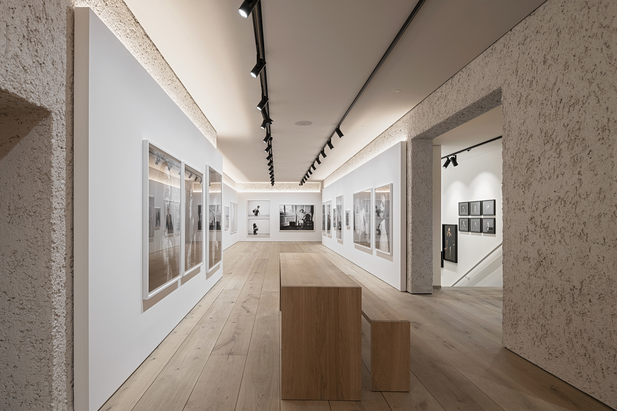 ERCO Eclipse spotlights illuminate art in Leica Gallery Munich, offering flexible lighting for changing exhibitions.