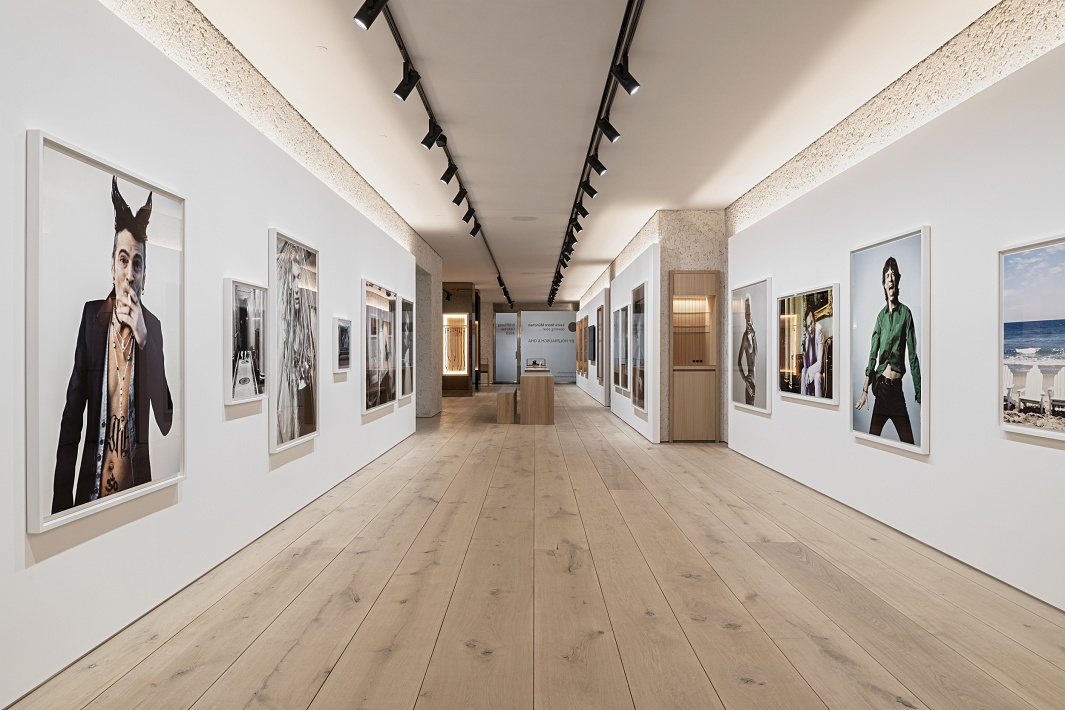 ERCO Eclipse spotlights illuminate art in Leica Gallery Munich, offering flexible lighting for changing exhibitions.