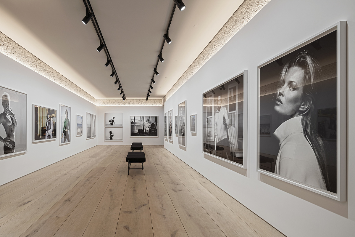 ERCO Eclipse spotlights illuminate art in Leica Gallery Munich, offering flexible lighting control for changing exhibitions.