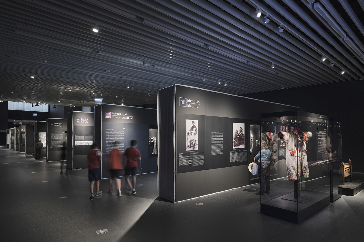 ERCO LED lighting in Budapests Ethnographic Museum, featuring Parscan spotlights for object illumination.