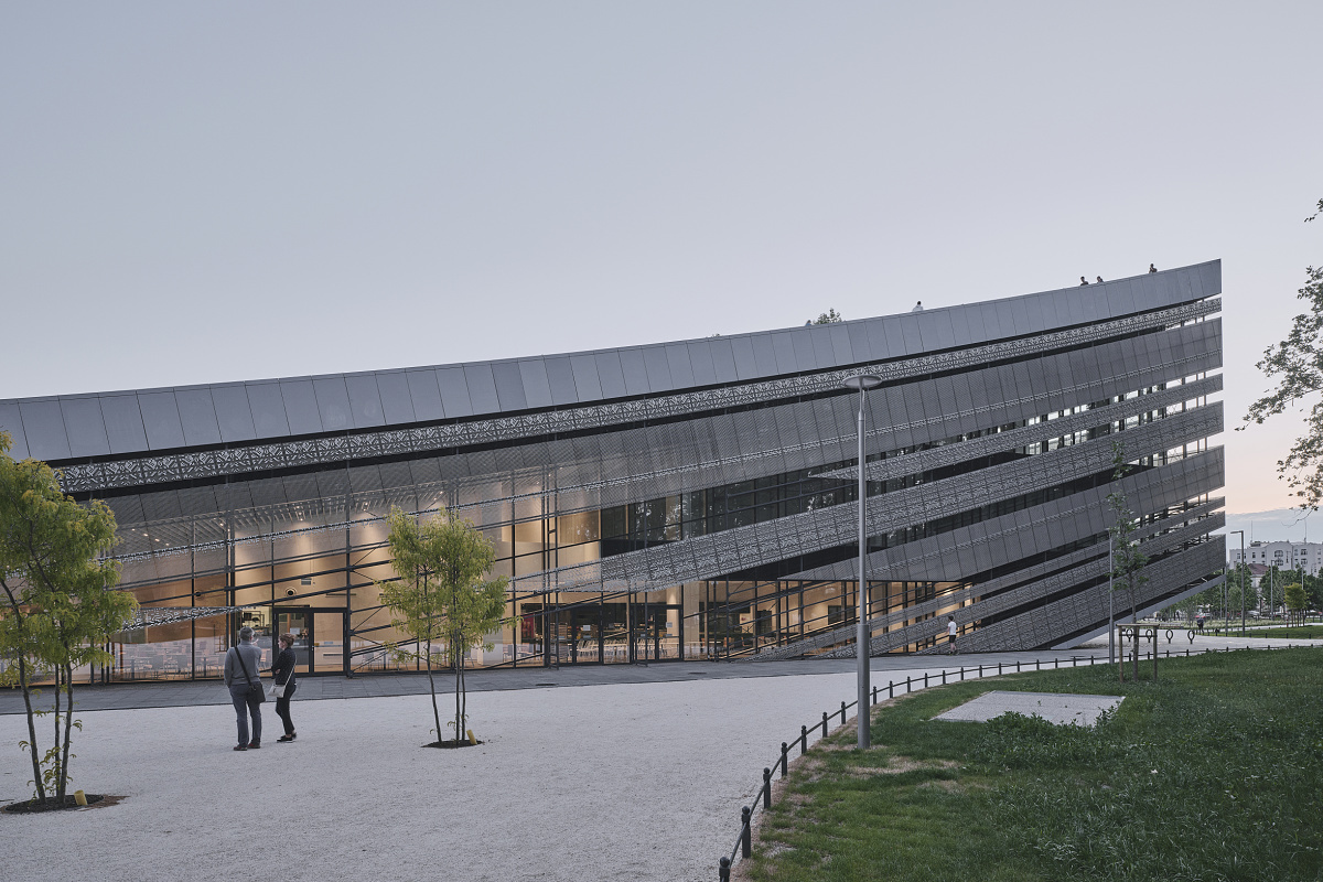 The Ethnographic Museum in Budapest, featuring ERCO LED outdoor lighting.