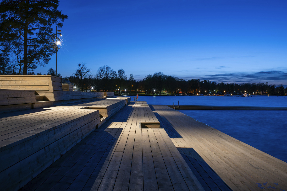 ERCO LED-Beleuchtung am Evedal-Schwimmbad in Växjö, die abends eine sichere und einladende Atmosphäre schafft.