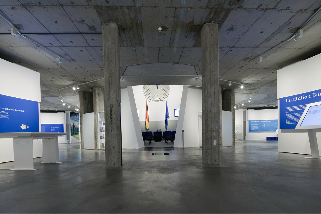 Exhibition space in Deutscher Dom, Berlin, featuring ERCO Optec spotlights for flexible lighting.