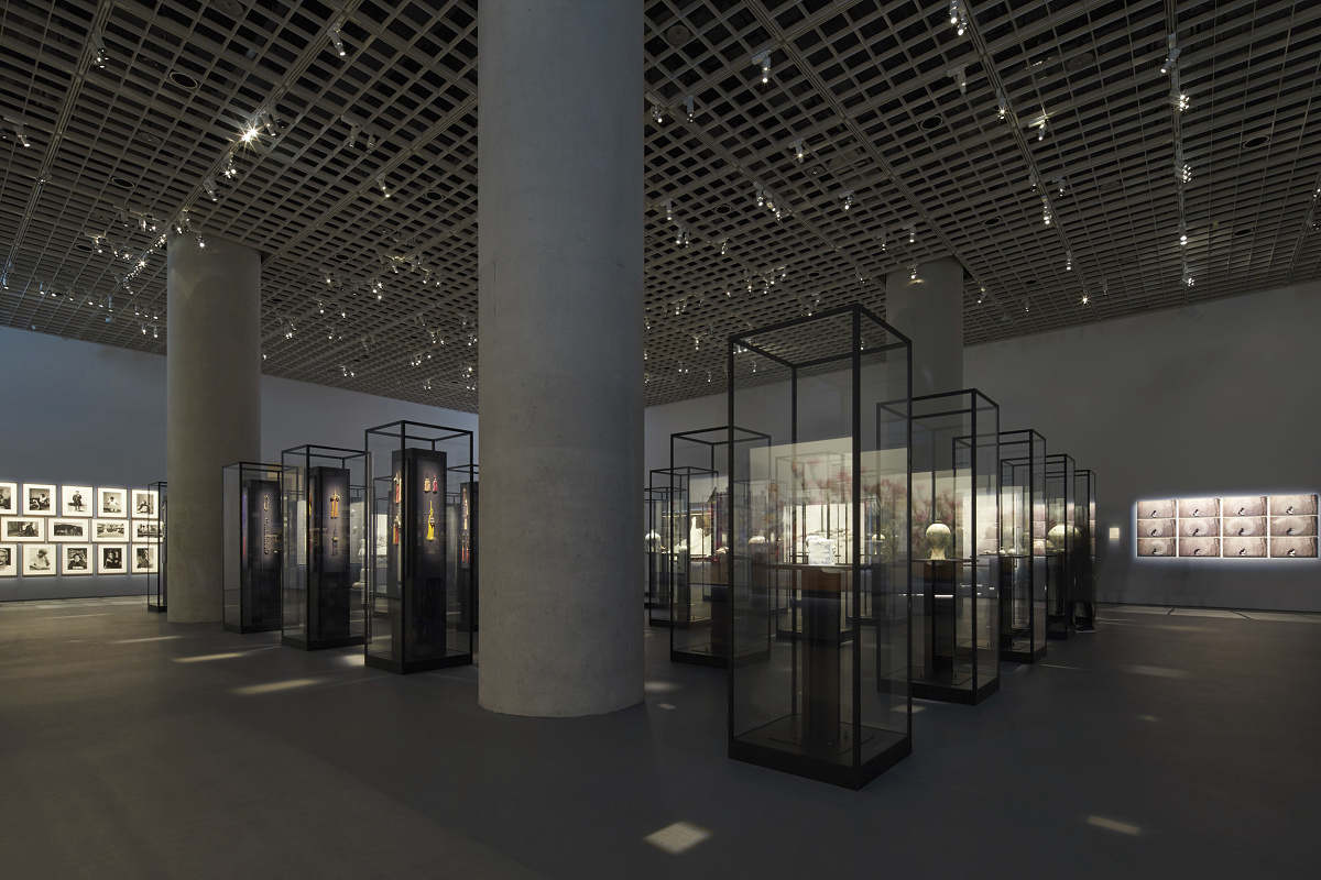 ERCO LED lighting with contour spotlights illuminating exhibits at the Amorepacific Museum of Art, Seoul.