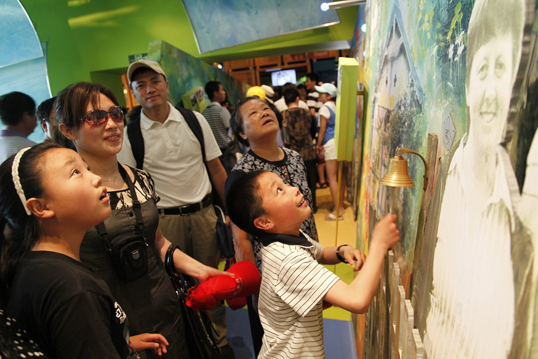 Visitors at the German Pavilion, Expo Shanghai 2010, illuminated with ERCO lighting solutions.