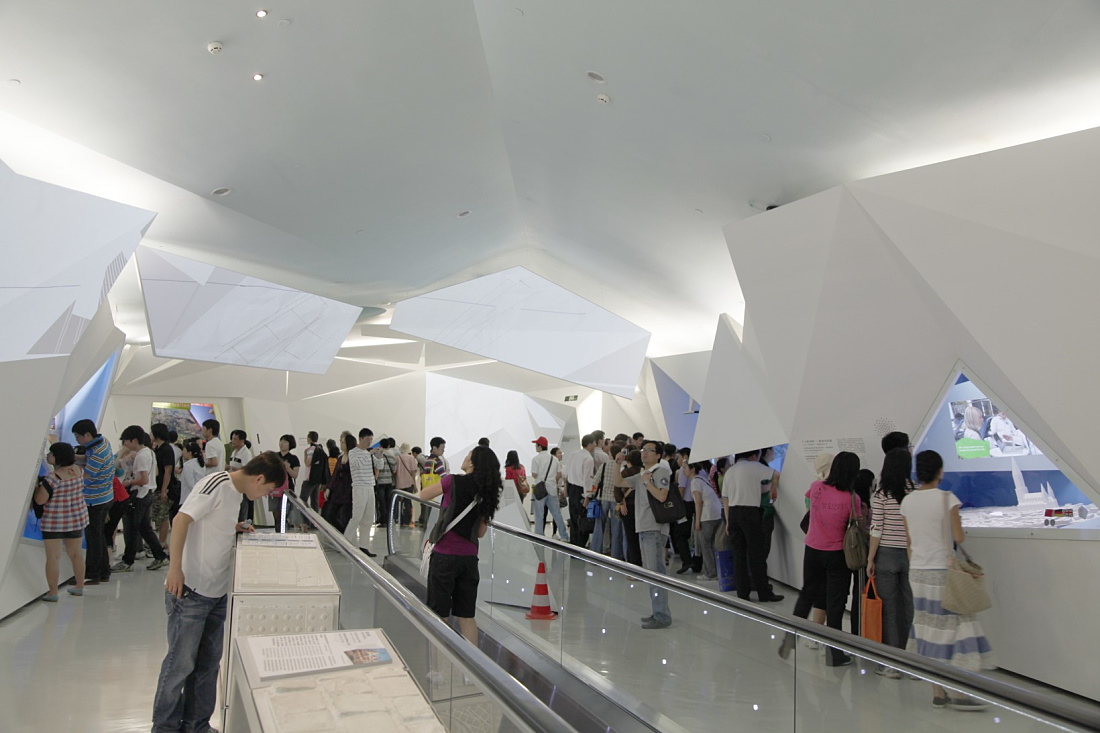 Visitors at the German Pavilion, Expo Shanghai 2010, illuminated by ERCO lighting.