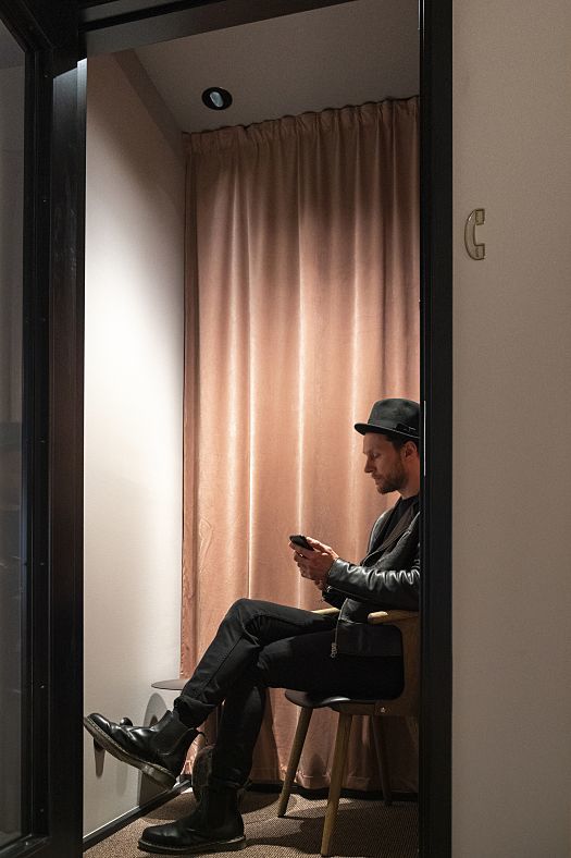 Man using Jilly downlight in Fabeges flexible workspace for focused work.