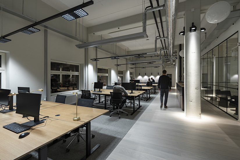 Modern office space featuring ERCO Jilly downlights for flexible workspaces in Stockholm.
