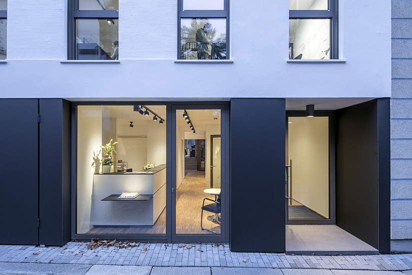 Faerber Architekten's facade in Mainz, featuring ERCO LED lighting for inviting office illumination.