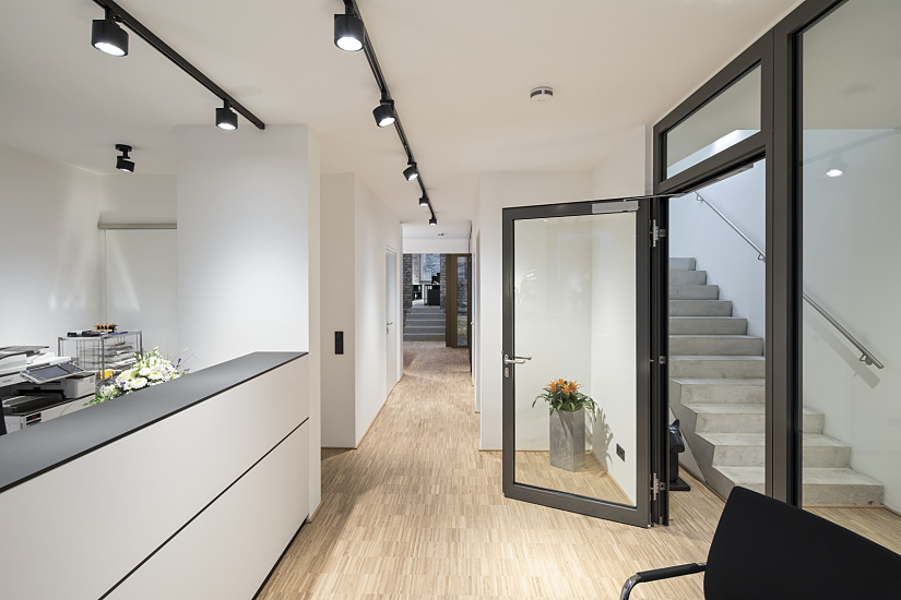 ERCO Parscan spotlights illuminate the reception area at Faerber Architekten, Mainz.
